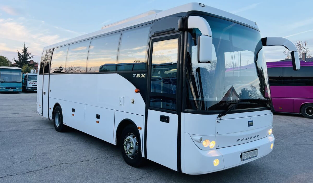 ¿Cuánto cuesta alquilar un minibús con conductor?